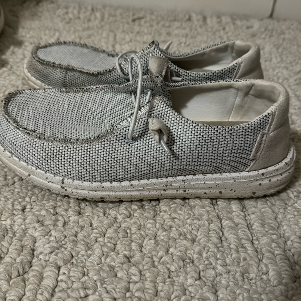 Hey Dude shoes Women’s size 6, men’s size 4.5